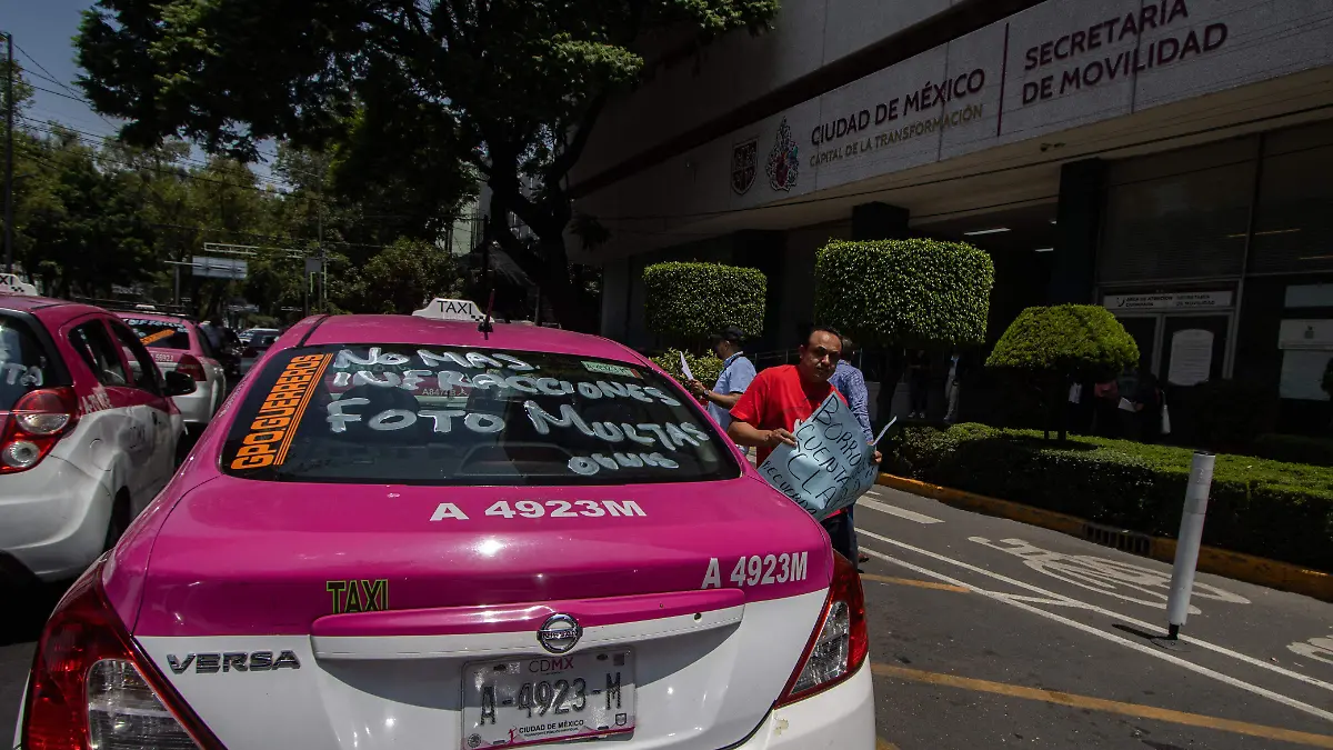 Caravana de taxistas al Zócalo Capitalino; exigen ajuste de tarifas y alto a la corrupción en Semovi