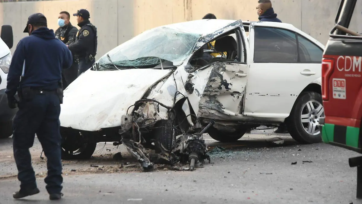 Muere automovilista al chocar contra muro de contención, en Álvaro Obregón