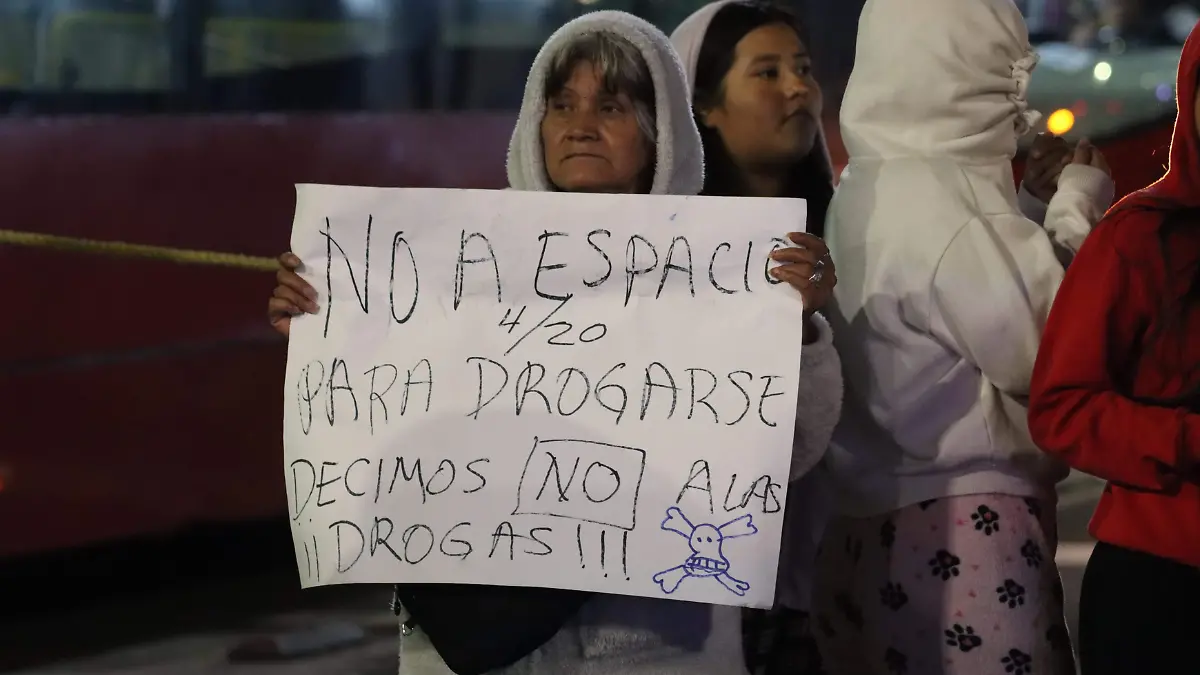 Vecinos de la colonia Guerrero bloquean Reforma en reclamo por campamento cannábico