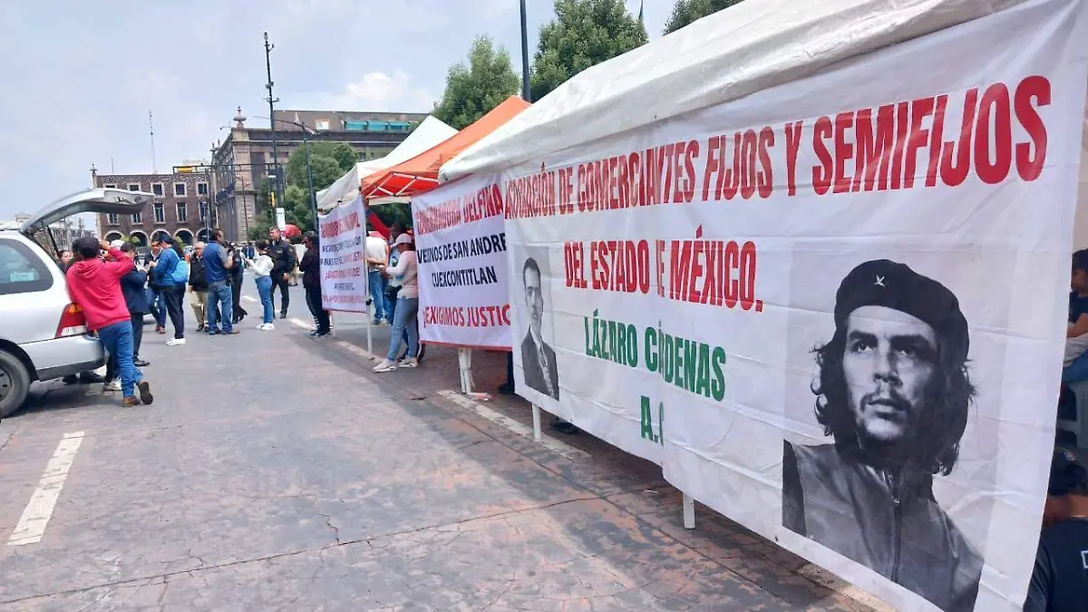 Comerciantes protestan en Toluca por presuntos hechos de violencia y abusos en el tianguis de Palmillas