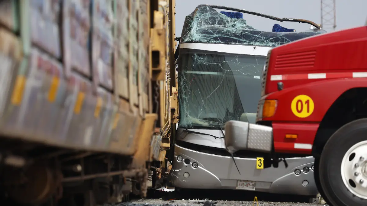Choque entre tren y autobús deja varios heridos y muertos en Atlacomulco