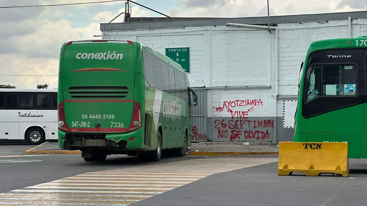 Normalistas secuestran camiones de la Central de Autobuses del Norte