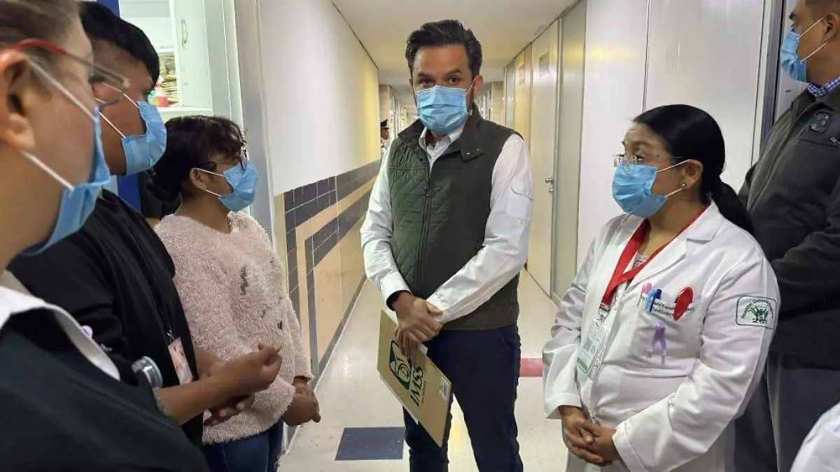 Zoé Robledo, director del IMSS, visita a dos pacientes internados en Villa Coapa tras explosión de pipa