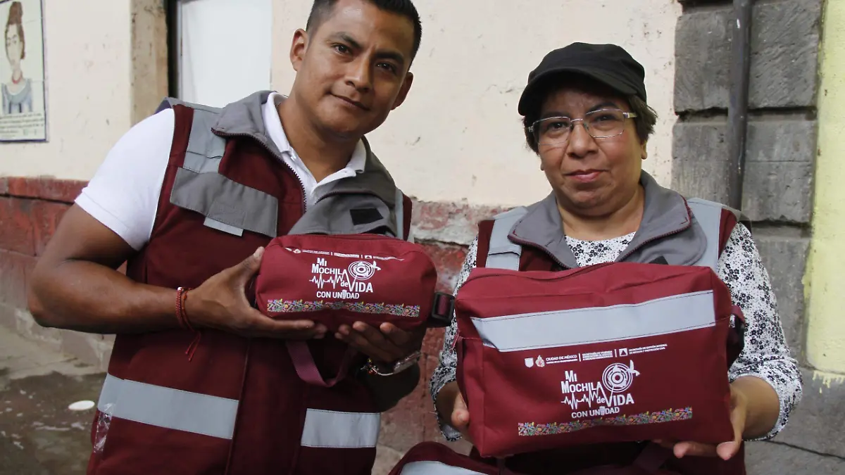 Entregan más de tres mil “Mochilas de vida” para conmemorar los sismos de 1985 y 2017