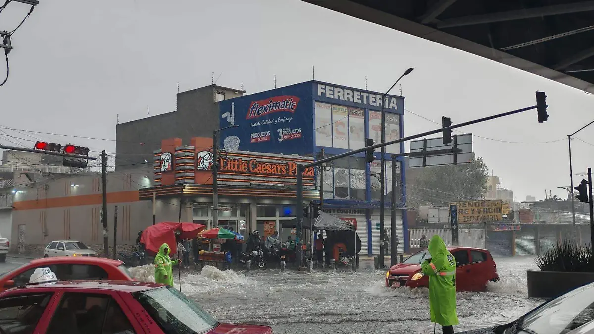 Se inunda Puente de la Concordia tras fuertes lluvias en Iztapalapa