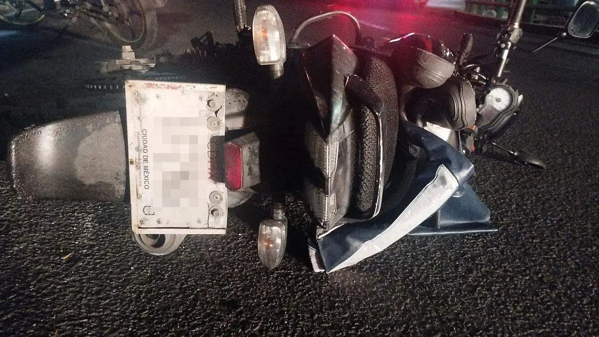 Motociclista pierde la vida al caer de puente vehicular en Constitución de 1917en Iztapalapa