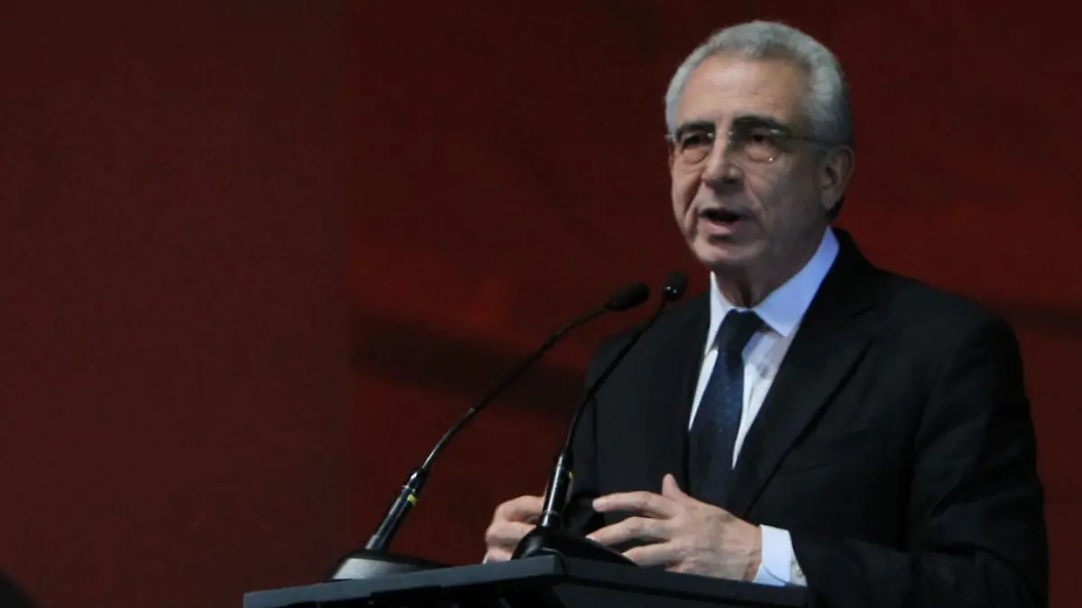 AMLO en complicidad con Sheinbaum destruyeron la democracia de México: Zedillo Martin Aguilar El expresidente d e México Ernesto Zedillo consideró que Andrés Manuel López Obrador en complicidad con la mandataria federal Claudia  Sheinbaum lograron destruir la democracia mexicana. Al reaparecer públicamente, en una entrevista con el medio español  The Objective, el priista mencionó que tras dejar la presidencia en el año 2000 dejó de opinar de la vida política  de México, no obstante, señaló que sólo volvería a opinar del país si la democracia estuviera amenazada. “Desgra ciadamente esa amenaza se ha dado y se ha materializado (…) Al final de la presidencia del señor López Obrador se pr opuso, quizás era un plan que ya tenía, destruir por completo a la democracia mexicana. Y la verdad lo logró, ciertam ente apoyándose en su partido y con la complicidad abierta de la ahora presidenta de México, la doctora Claudia Sheinb aum”, dijo el exmandatario en la entrevi
