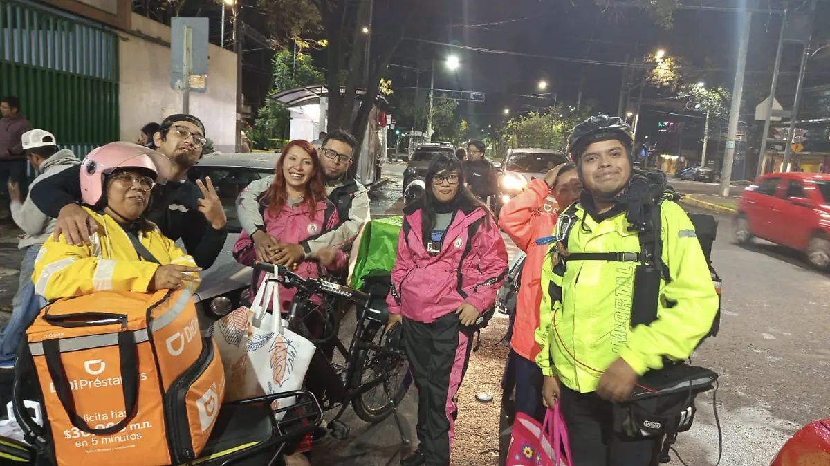 Repartidores entregan alimentos en hospitales tras explosión de pipa en Iztapalapa