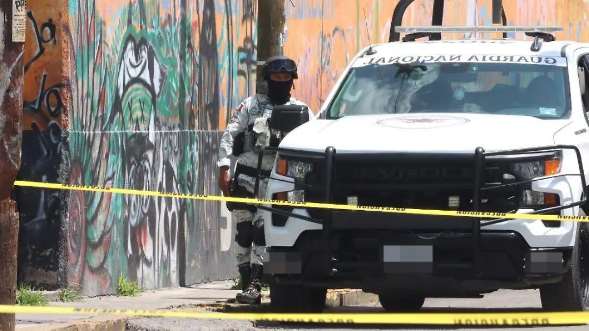 Matan a balazos a hombre dentro de su tienda en Temoaya, Edomex Un hombre de 62 años de edad fue asesinado a ba lazos por hombres armados que llegaron hasta su tienda de abarrotes y que al tenerlo de frente lo llenaron de plomo. Con sumado el asesinato, los presuntos homicidas, que a decir de la policía al parecer actuaron en una venganza, salieron c orriendo para darse a la fuga. Los hechos que costaron la vida de este hombre, identificado como Rey Javier, de 62 años  de edad, se registraron en el interior de su tienda de abarrotes, ubicada en la esquina del Paseo de las Trojes y la ca lle Cortijo, en el fraccionamiento Las Trojes, en este municipio. Autoridades policiacas informaron que de acuerdo a las  primeras investigaciones que se realizaron, el hombre se encontraba dentro de su tienda, cuando fue sorprendido por hom bres armados que entraron a la negociación y que al tenerlo de frente lo llenaron de plomo. A consecuencia de los múlt iples balazos que recibió, el hombre ca