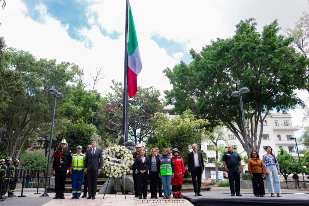 Encabeza Clara Brugada homenaje a víctimas de los sismos de 1985 y 2017 en la Plaza de la Solidaridad