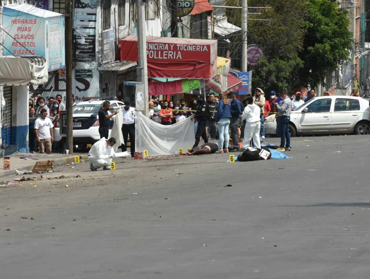 Matan a tres sujetos a la salida de una marisquería, en Tlalnepantla
