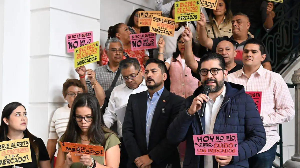 Protesta de locatarios “revienta” sesión en Congreso de CDMX por programas de abasto
