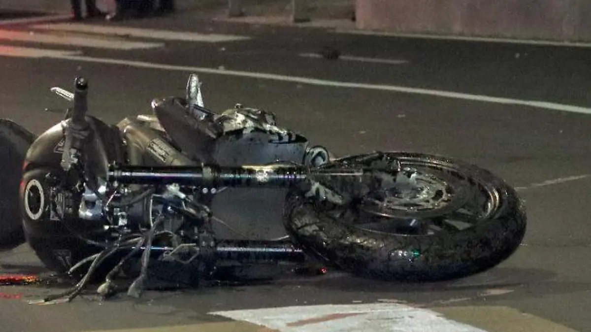 Joven muere tras perder el control de su motocicleta en Toluca