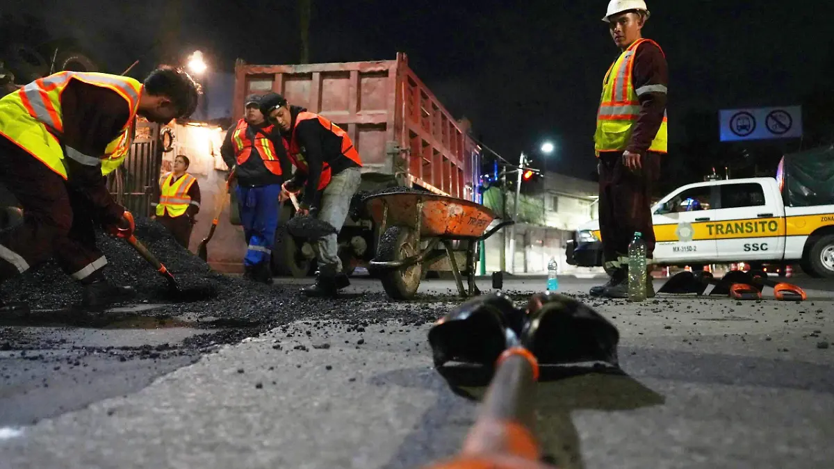 Bacheo nocturno lleva más de 2 mil baches atendidos en 13 vialidades