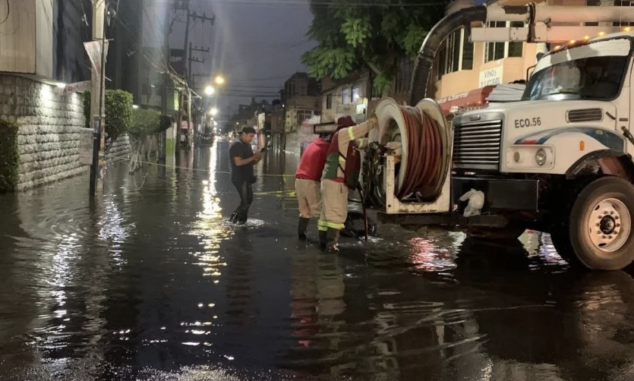 Inicia entrega de apoyos tras inundación en Neza