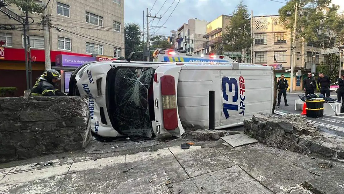 Tres lesionados deja choque y volcadura de ambulancia en la Del Valle