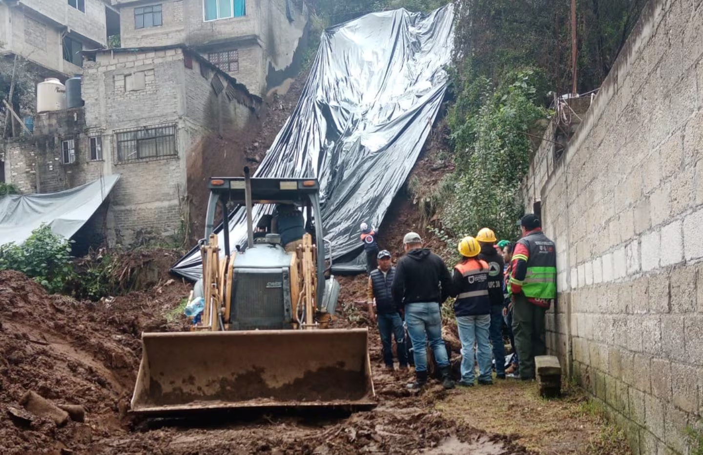Realizan trabajos de retiro de escombro y limpieza por fuertes lluvias en la Magdalena Contreras