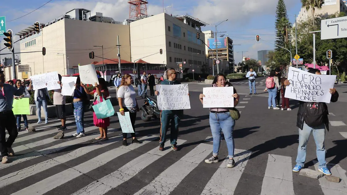 Mayordomos y carnavaleros de Iztapalapa piden apoyos económicos con un bloqueo vial
