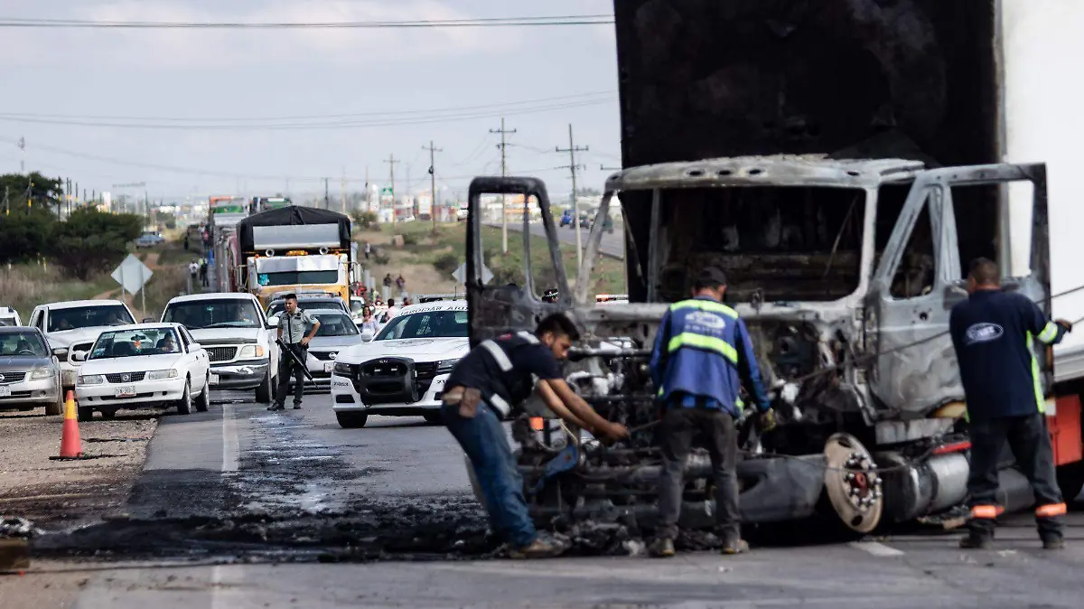 Muere conductor calcinado al volcar su camión en la carretera Lerma-Valle de Bravo, en Temoaya