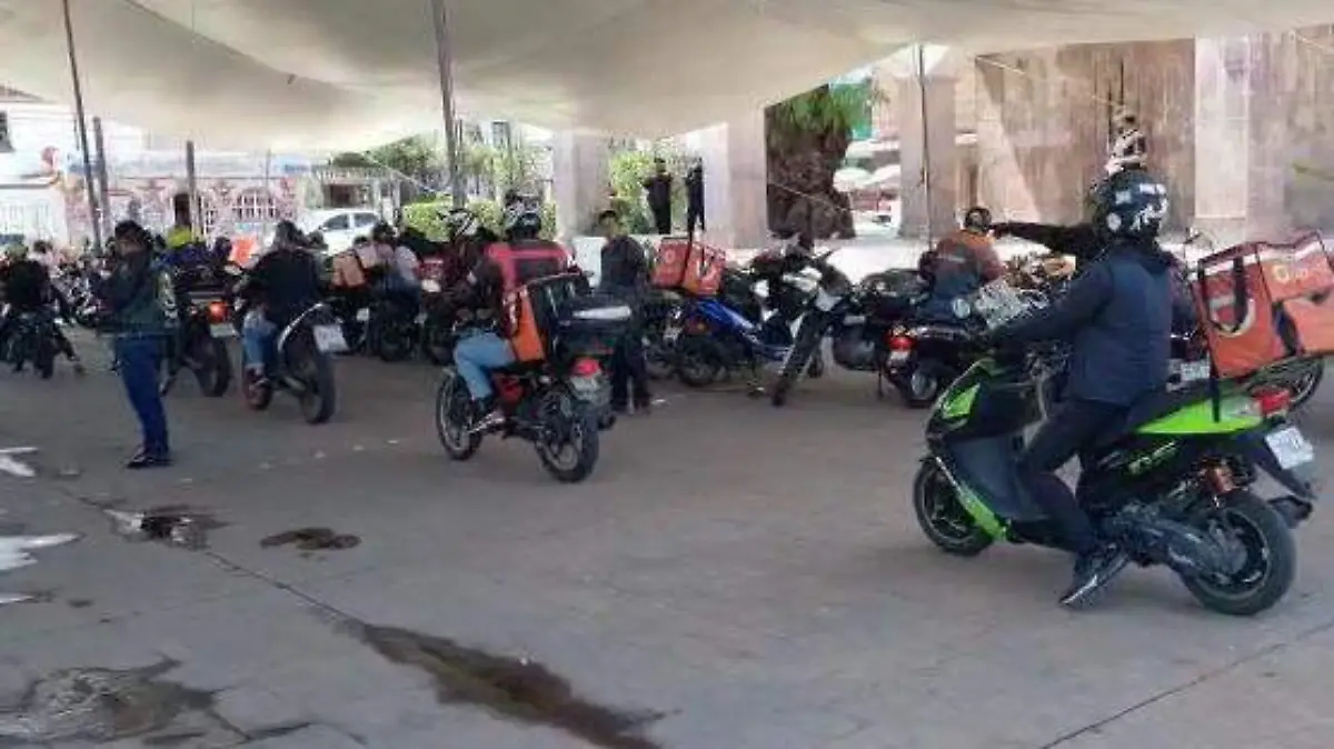 Proponen chalecos obligatorios con placas visibles para motociclistas en Edomex