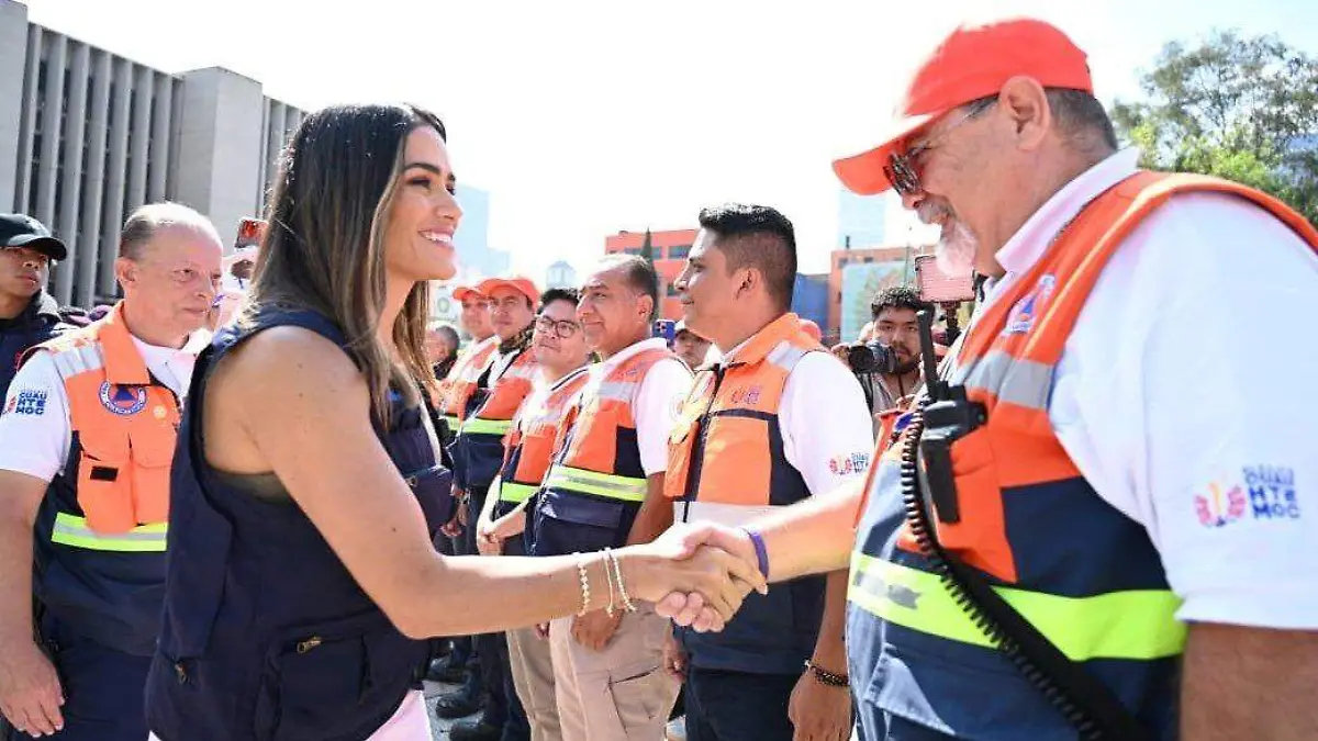 Caravana de 36 servidores de Alcaldía Cuauhtémoc sale en apoyo a damnificados de Veracruz