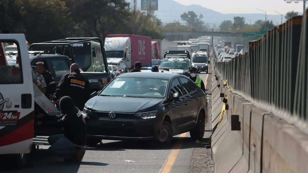 A plena luz del día, un sujeto es ejecutado dentro de su auto en la México-Querétaro