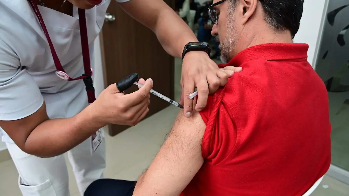 Abren cuatro módulos para vacunación invernal en la CDMX