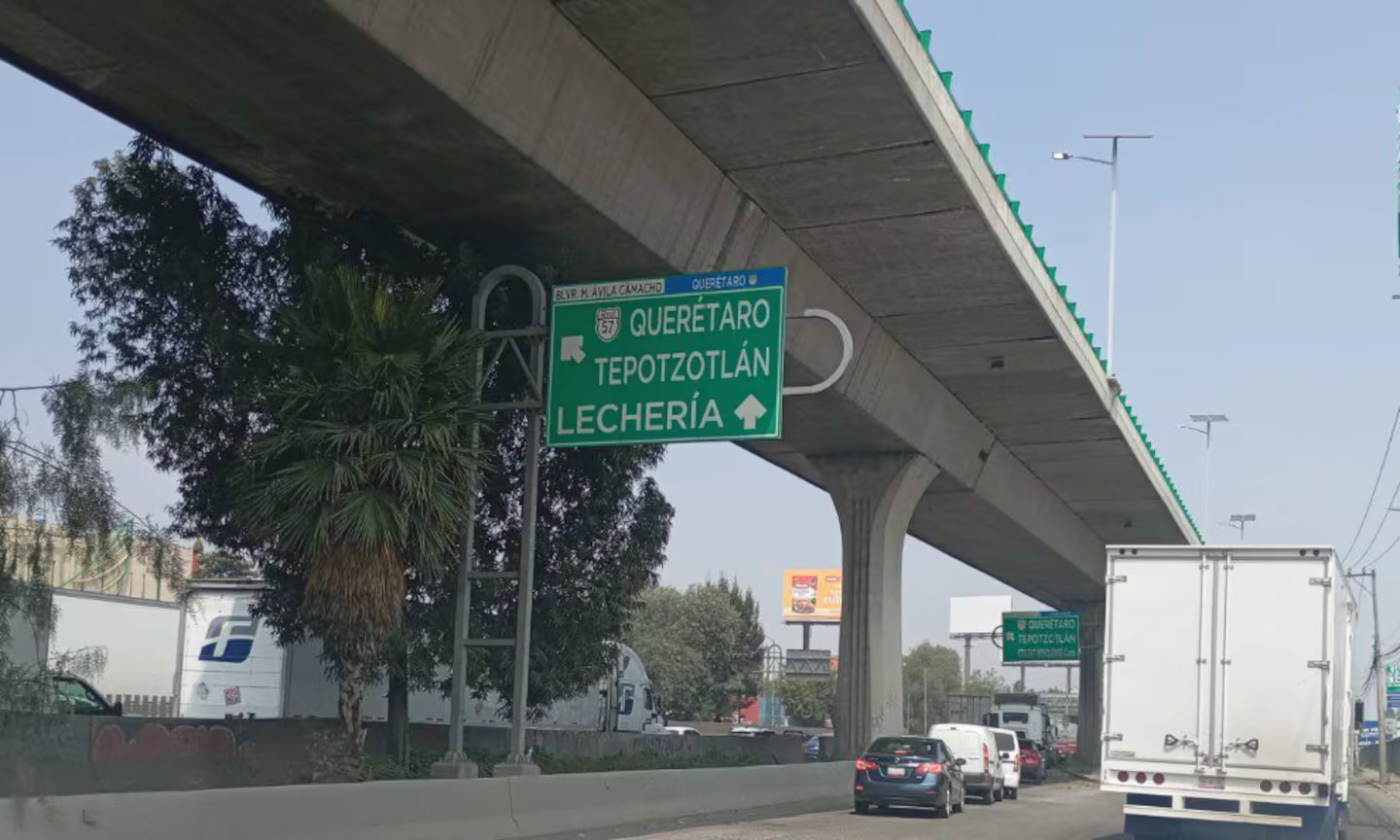 Abusan con la entrada a la autopista México-Querétaro y obligan a automovilistas a pagar por incorporación