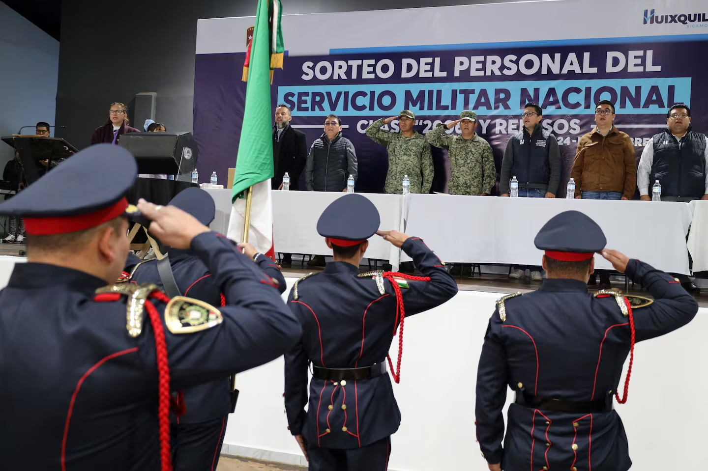 Anuncian sorteo del Servicio Militar Nacional en Huixquilucan para el 9 de noviembre Rebeca Marín El Gobierno M unicipal de Huixquilucan informó que el sorteo del Servicio Militar Nacional (SMN) correspondiente a la Clase 2007 y Re misos se llevará a cabo el domingo 9 de noviembre a las 8:00 horas en el Auditorio Municipal (Jardín de la Cultura), u bicado en el kilómetro 1.5 de la carretera a Huixquilucan–Zacamulpa, en la colonia San Juan Bautista. Este sorteo f orma parte del proceso mediante el cual los jóvenes mexicanos determinan la forma en que cumplirán con su servicio mil itar, un deber cívico establecido en la Constitución que promueve el compromiso, la disciplina y el amor a la patria.  Las autoridades municipales hicieron un llamado a los jóvenes registrados para que asistan puntualmente, recordando que  la participación en el sorteo es un paso fundamental para obtener la cartilla liberada. Asimismo, se exhorta a los asi stentes a seguir las especificaciones establ
