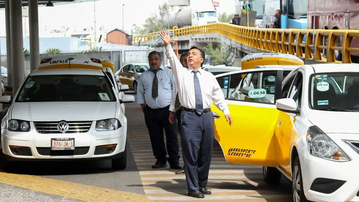 Taxistas del AICM aseguran que UBER no puede dar servicio en esa zona federal, pese a resolución judicial