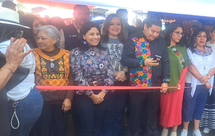Entrega de mobiliario escolar en Ecatepec beneficia a 40 mil estudiantes