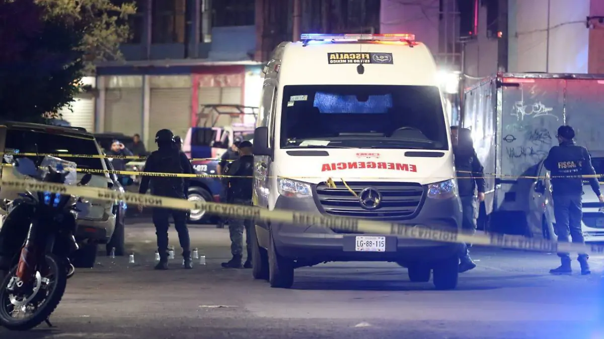 Ejecutan a juna mujer frente a billar en Neza; esposo repele agresión y hiere a dos sujetos