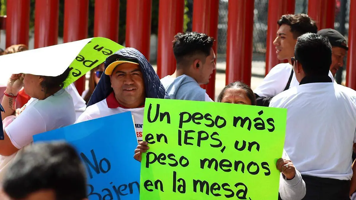 Comerciantes protestan en San Lázaro contra aumento al IEPS