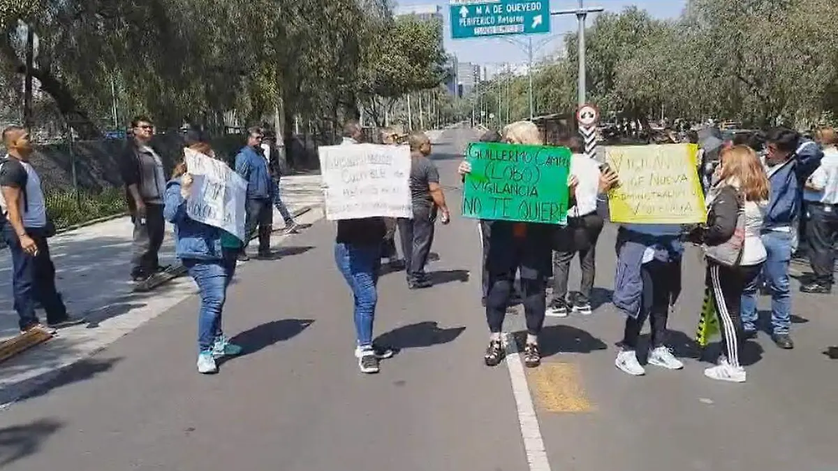 Trabajadores de la DGAPSU bloquearon Insurgentes frente a Rectoría
