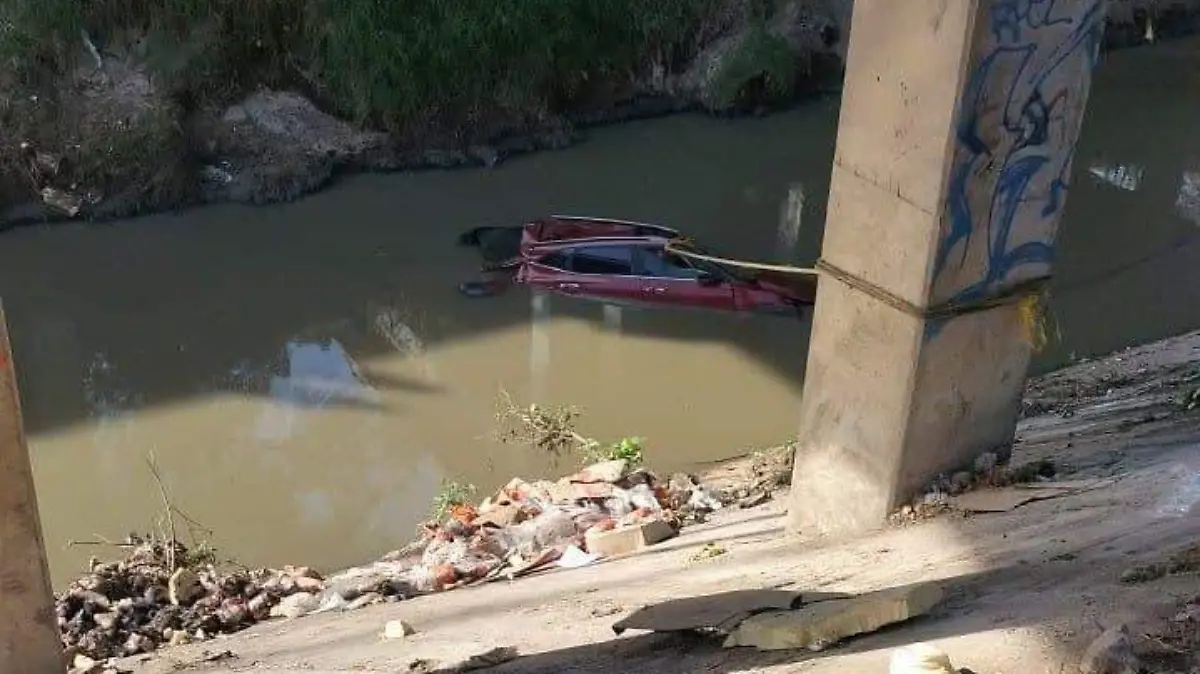 Fallece conductor ahogado dentro de su camioneta tras ser embestido por tráiler en Cuautitlán Izcalli