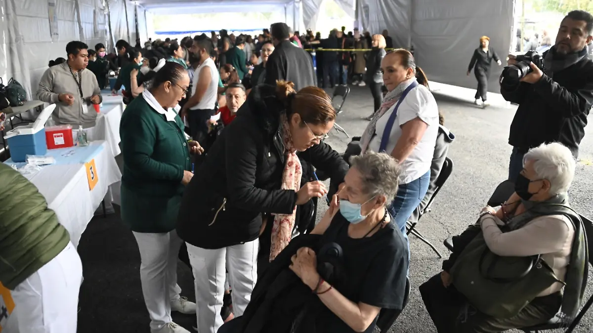 Refuerzan vacunación contra COVID-19, influenza y neumococo por temporada invernal en la CDMX