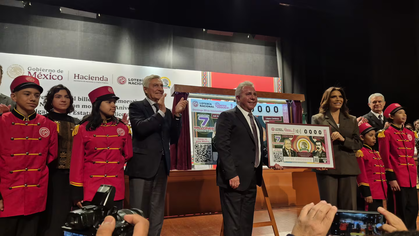 La Lotería Nacional devela billete conmemorativo por la Promulgación del Estatuto Jurídico de la FSTSE