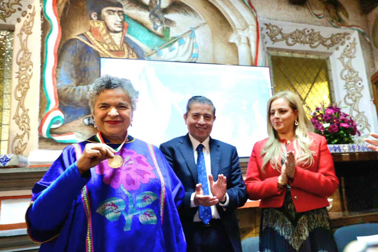 Beatriz Paredes recibe medalla al mérito “Manuel Aguilera Gómez”