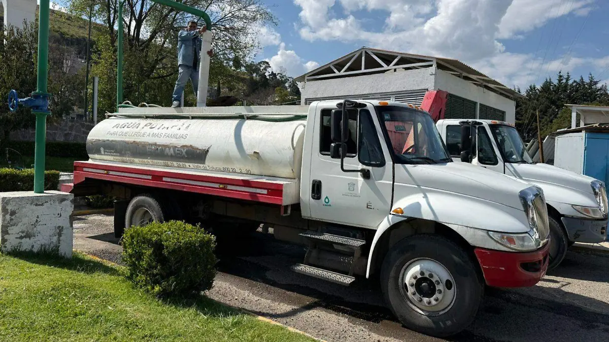Envían 710 pipas de agua para hospitales y centros penitenciarios en Edomex