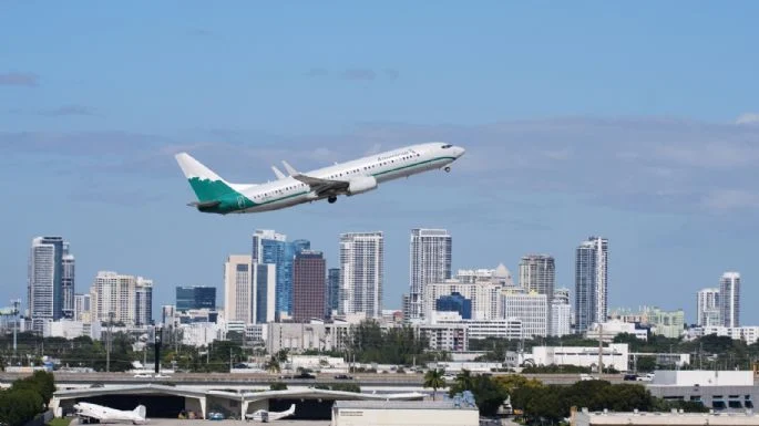 FAA levanta orden de reducción de vuelos; permiten a aerolíneas reanudar itinerarios regulares