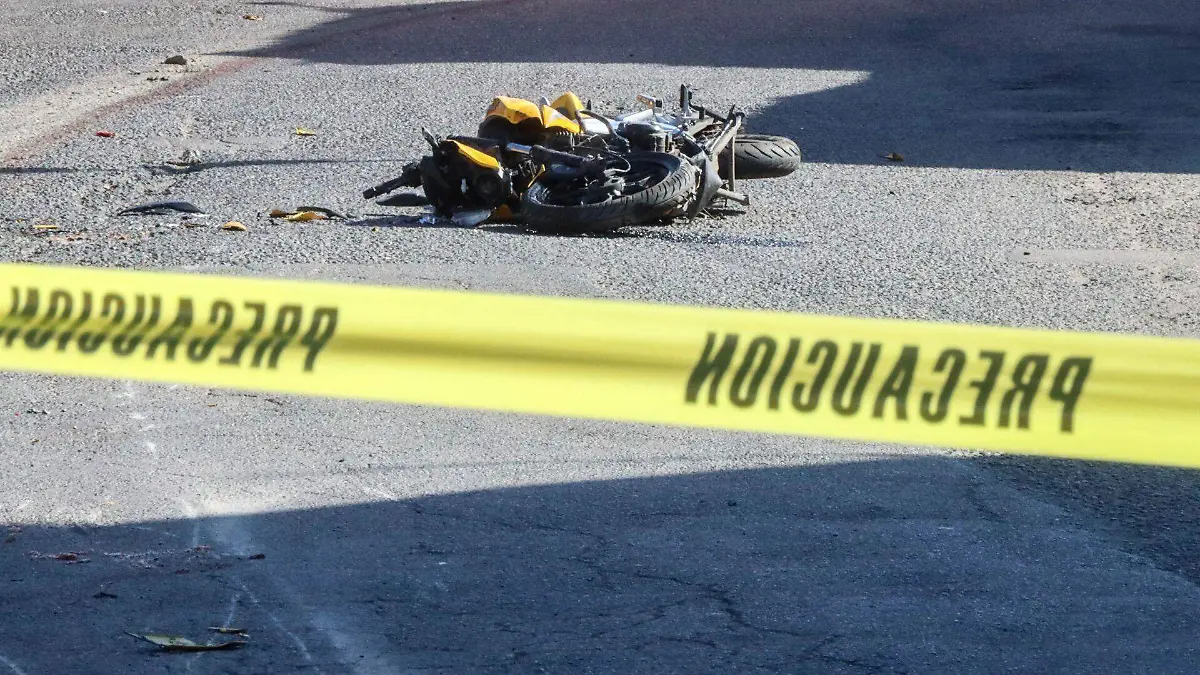 Motociclista derrapa por exceso de velocidad y muere en Huehuetoca