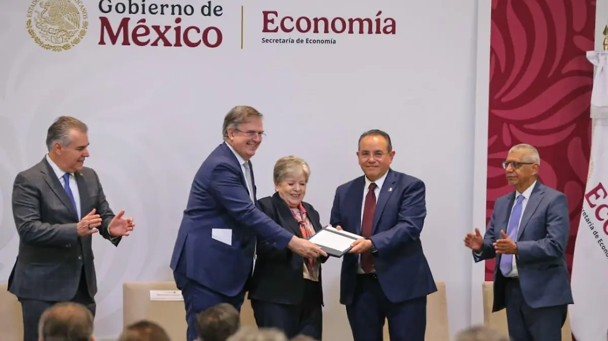 Arancel a camiones pesados viola el T-MEC: Ebrard
