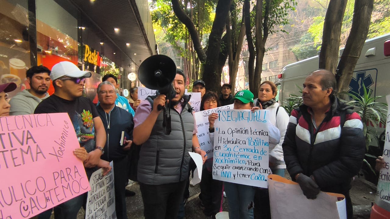 Con cadena humana antorchistas se manifiestan en Segiagua, exigen cumplimiento de compromisos