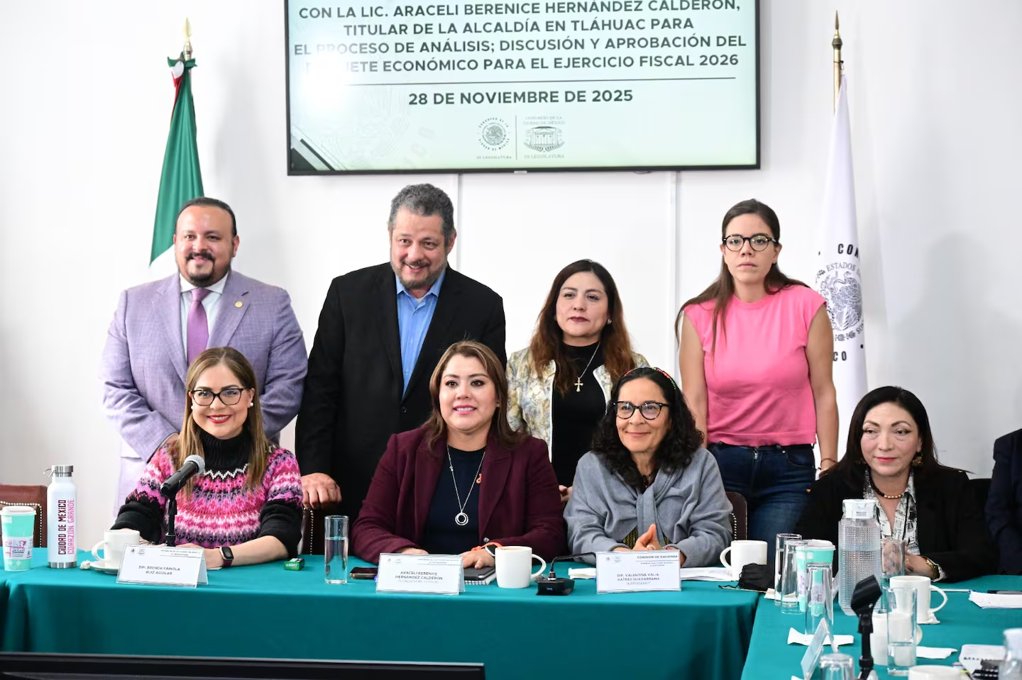 Tláhuac vive su mayor intervención vial en 4 años; se prepara para el Cablebús Línea 6 Martín Aguilar La a lcaldía Tláhuac registró en 2025 uno de los años con mayor intervención en materia de movilidad y mejoramiento de v ialidades, así lo informó la alcaldesa Berenice Hernández Calderón durante su participación en el análisis del Paq uete Económico 2026 ante el Congreso capitalino. Berenice Hernández solicitó para el ejercicio presupuestal 2026 un r ecurso que asciende a 2 mil 900 millones de pesos, monto que prevé destinar para incrementar la calidad de vida de los  más de 400 mil habitantes de esta demarcación territorial, con más seguridad, mejor infraestructura urbana y mayores  oportunidades de bienestar para la gente. Detalló que este año se reencarpetaron 76 mil 230 metros cuadrados de vialid ades, cifra que se suma a los trabajos realizados desde el inicio de su gobierno y que acumulan un total de 407 mil 435  metros cuadrados intervenidos en toda la d