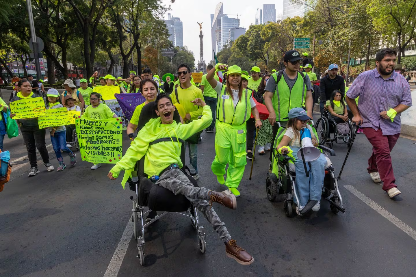 Personas con discapacidad marchan en Reforma para exigir un sistema de cuidados digno Martín Aguilar La Ciudad  de México fue sede del V Recorrido Orgullo y Dignidad, movilización encabezada por organizaciones de personas con disc apacidad y sus familias que recorrió Paseo de la Reforma para exigir políticas públicas efectivas, accesibles y con e nfoque de derechos. El recorrido partió al mediodía desde el Ángel de la Independencia y avanzó hasta el Monumento a  la Revolución, punto donde concluyó con un acto simbólico y un pronunciamiento colectivo centrado en la urgencia de  fortalecer el sistema de cuidados en el país. Desde las primeras horas, participantes provenientes de distintos estados  comenzaron a concentrarse en la glorieta, donde se escucharon consignas relacionadas con el derecho a una vida autónom a, la necesidad de mejorar los servicios de salud especializados y la exigencia de aumentar la participación de persona s con discapacidad en la toma de decisione