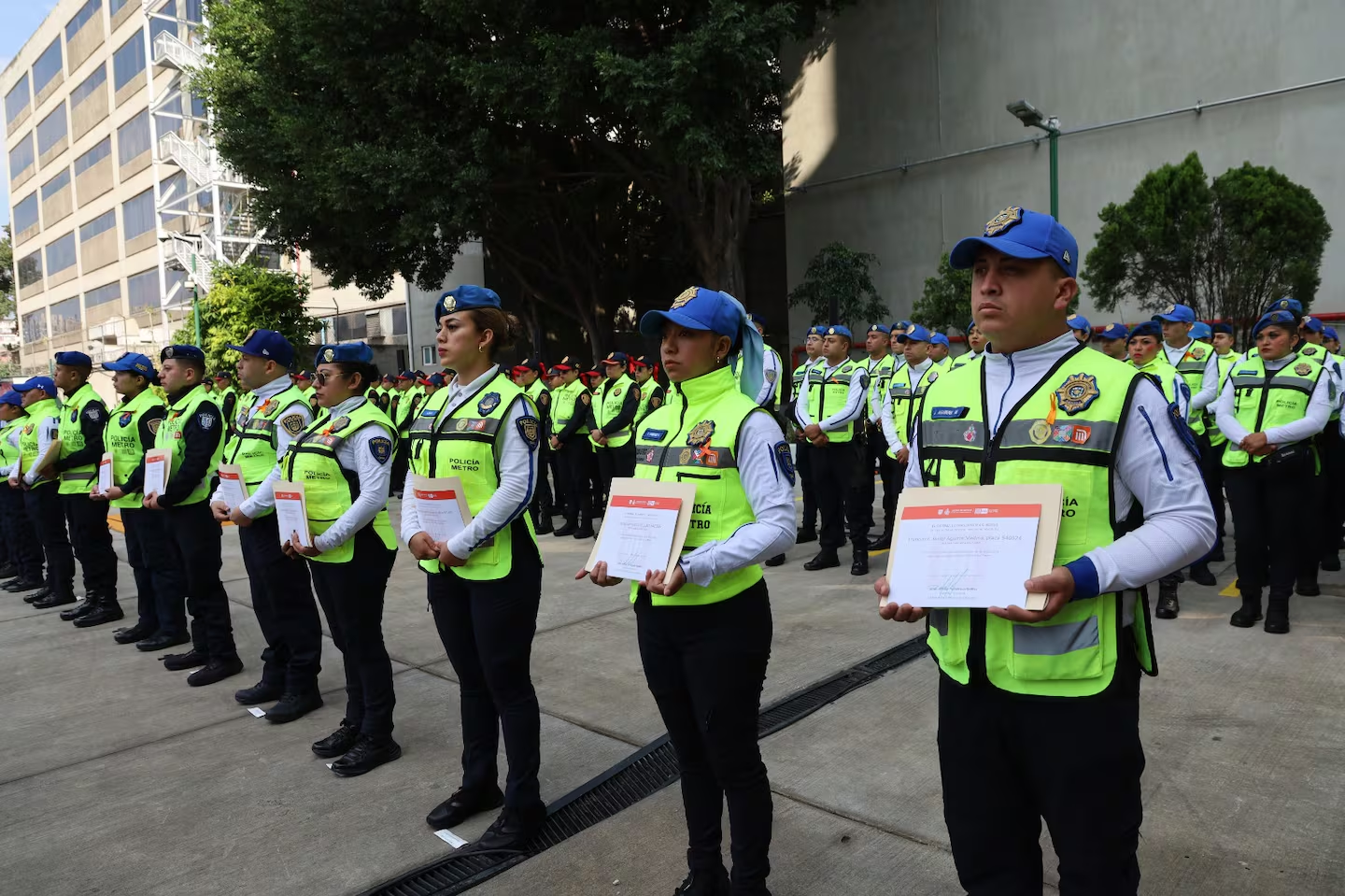 Reconoce el Metro a personal policial por acciones a favor de la seguridad en estaciones Martín Aguilar El Sist ema de Transporte Colectivo (STC) Metro entregó reconocimientos a 16 elementos de la Policía Auxiliar (PA) y de la Pol icía Bancaria e Industrial (PBI) por su actuación ante distintas emergencias registradas en la red, así como al perso nal que diariamente realiza labores de resguardo y vigilancia en estaciones, andenes y accesos. El director general del  Metro, Adrián Rubalcava, destacó el trabajo coordinado con la Secretaría de Seguridad Ciudadana (SSC) y subrayó que  las intervenciones de policías adscritos al sistema han contribuido a proteger la integridad de las personas usuarias e n diversos incidentes. Señaló que la labor de los cuerpos de seguridad se realiza con “compromiso, responsabilidad y  sensibilidad” para atender las necesidades de quienes utilizan el servicio. El funcionario agradeció la colaboració n del titular de la SSC capitalina, Pablo