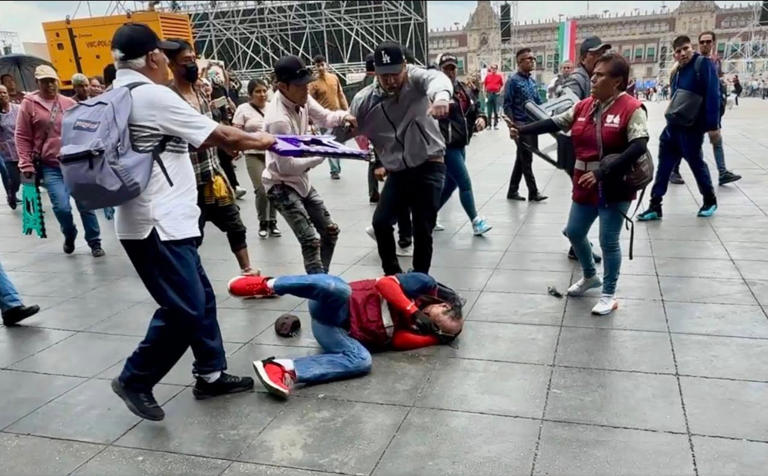 Presuntos vendedores se pelean en el Zócalo por los espacios para vender durante la temporada