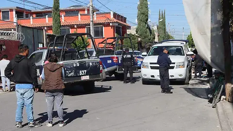 Frente a su esposa, se echan a un hombre a golpes en Iztapalapa