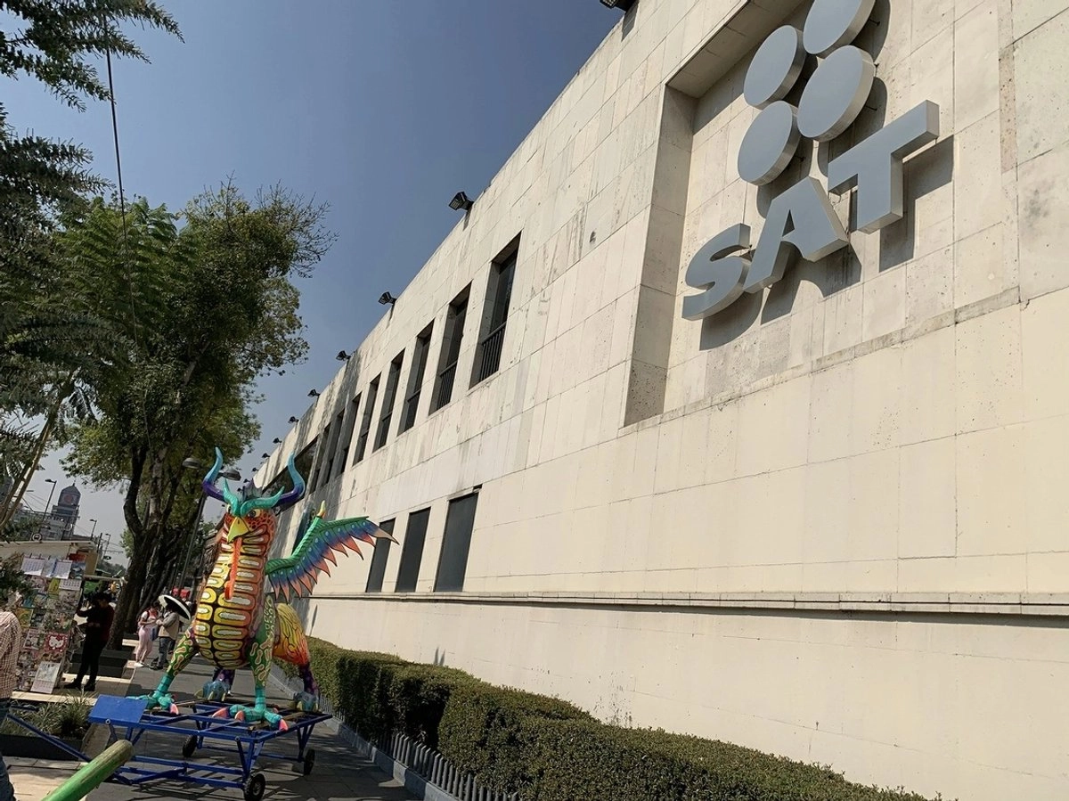 Otorga SAT prórroga para que empresas de comercio exterior declaren el valor real de su mercancía Rebeca Marí n El Servicio de Administración Tributaria (SAT) amplió del 9 de diciembre al 1 de abril del 2026 la entrada en vigor  de la obligación que tendrán las empresas de comercio exterior se declarar el valor real de su mercancía. En un comun icado, el SAT explicó que las empresas de comercio exterior están obligadas a cumplir con la Manifestación de Valor E lectrónica (MVE). Se trata de un documento digital que sirve para declarar el valor real de las mercancías que ingresa n al país y verificar que los impuestos se calculen correctamente. Destacó que la transmisión de la MVE a través de  la Ventanilla Única de Comercio Exterior (VUCEM), prevista para el martes 9 de diciembre, será exigible a partir del 1  de abril de 2026, a fin de que las empresas dedicadas al comercio exterior se encuentren preparadas para cumplir con es ta disposición obligatoria. “En ese