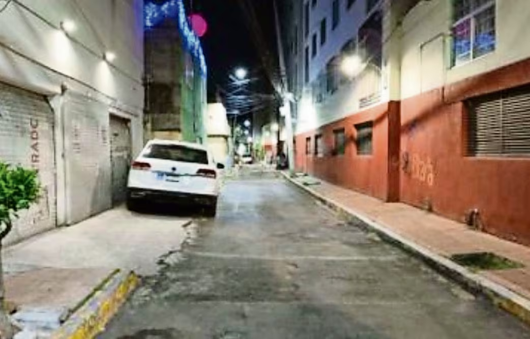 Motociclista apuñala a franelero y huye en segundos en Naucalpan